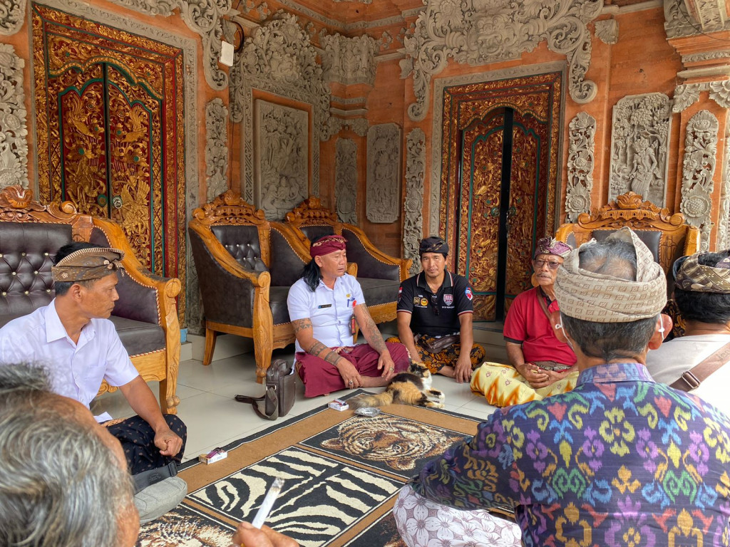 Perbekel Petang Melayat ke Rumah Duka Almarhum I Gusti Made Nama, di Br Lipah,DesaPetang